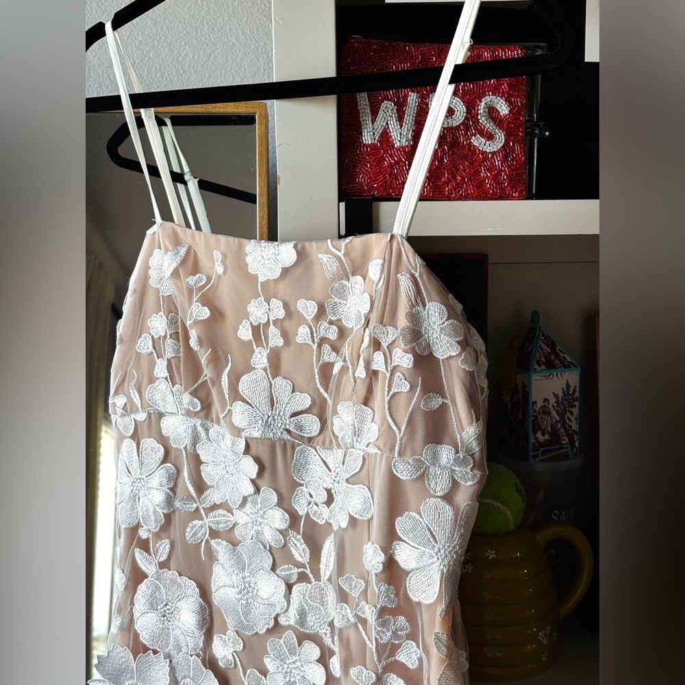 Elegant White Floral Lace Dress - Picture 5 of 8